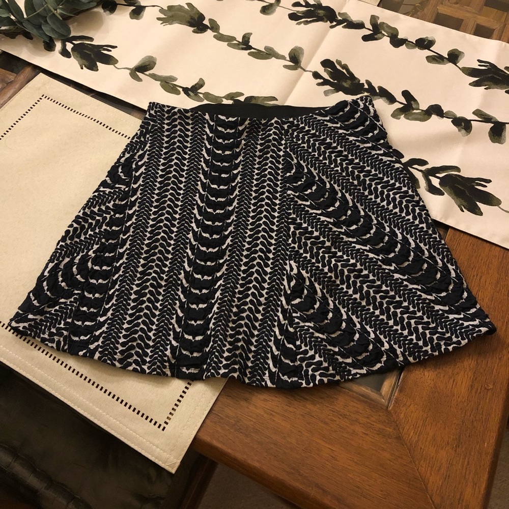 Zara - stretchy form fitting skirt, M 💙⚪️